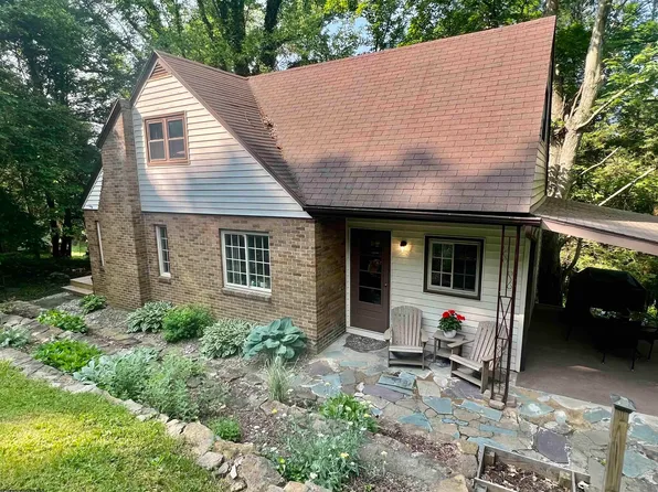 1282 Hillcrest Rd, Fairmont, WV 26554