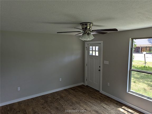 4th image of 1418 Park St