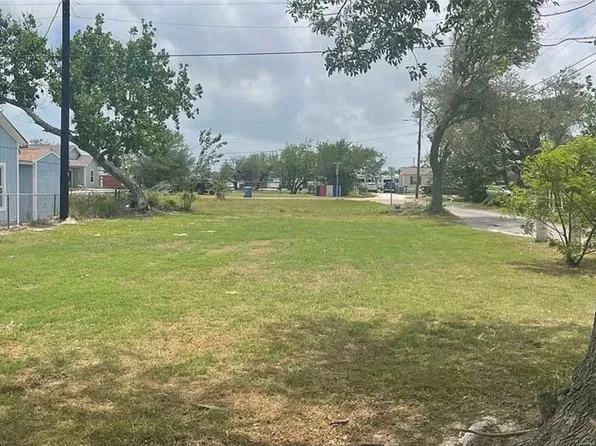 101 E Cornwall St, Rockport, TX 78382