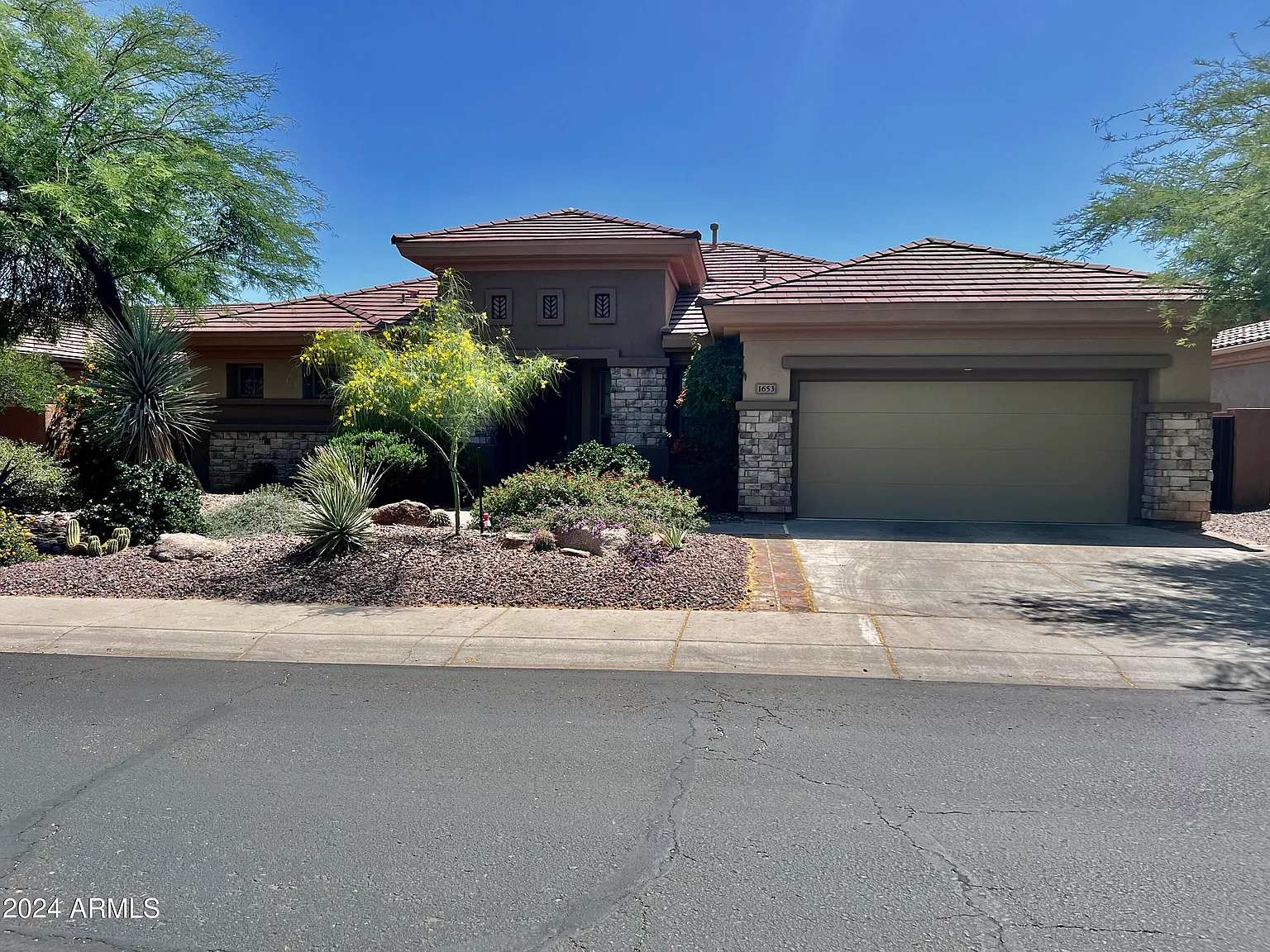 3 bed, 2.5 bath, 2391 sqft, $4,000 — Photo 2