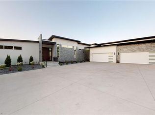 15733 Meredith Dr, Urbandale, IA 50323