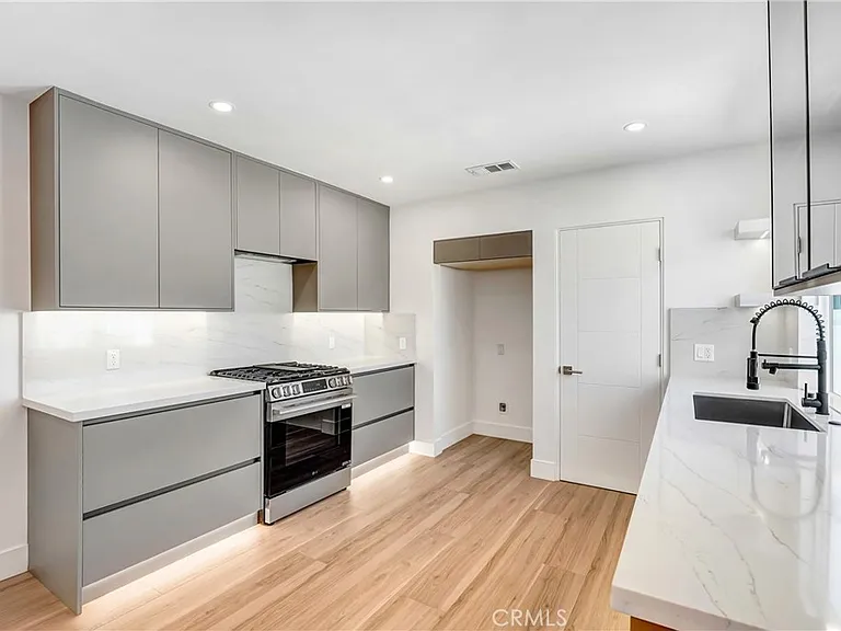 6722 Katherine Ave — Photo 8