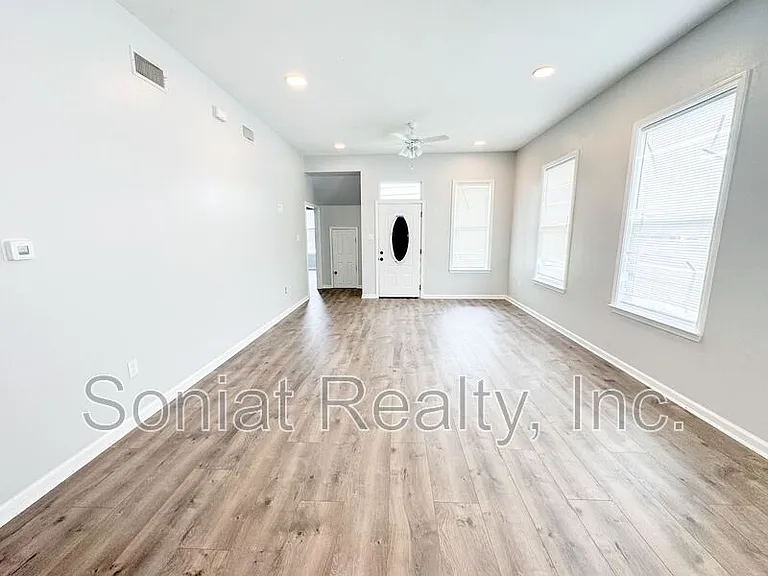 9000 Edinburgh St — Photo 5
