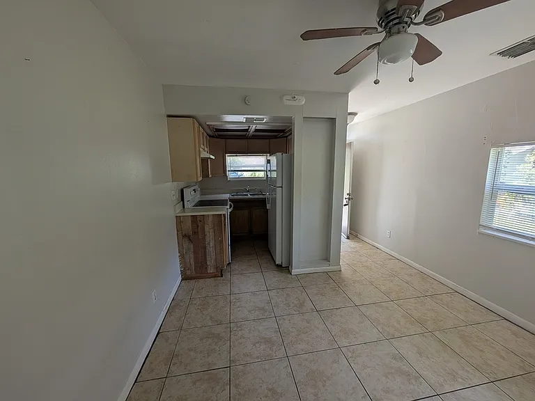 663 Avenue J NW #2 — Photo 2