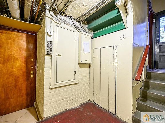 3rd image of 76 Romaine Ave