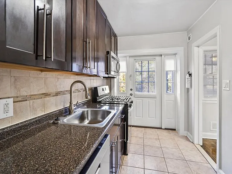 Scotland Park Townhomes — Photo 24
