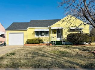 1208 Parkwood Ln, Garden City, KS 67846