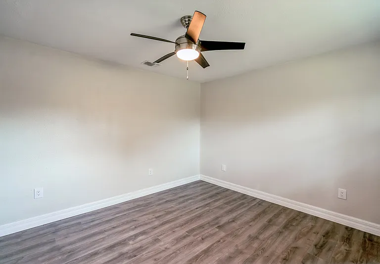 224 Singleton Ave — Photo 12