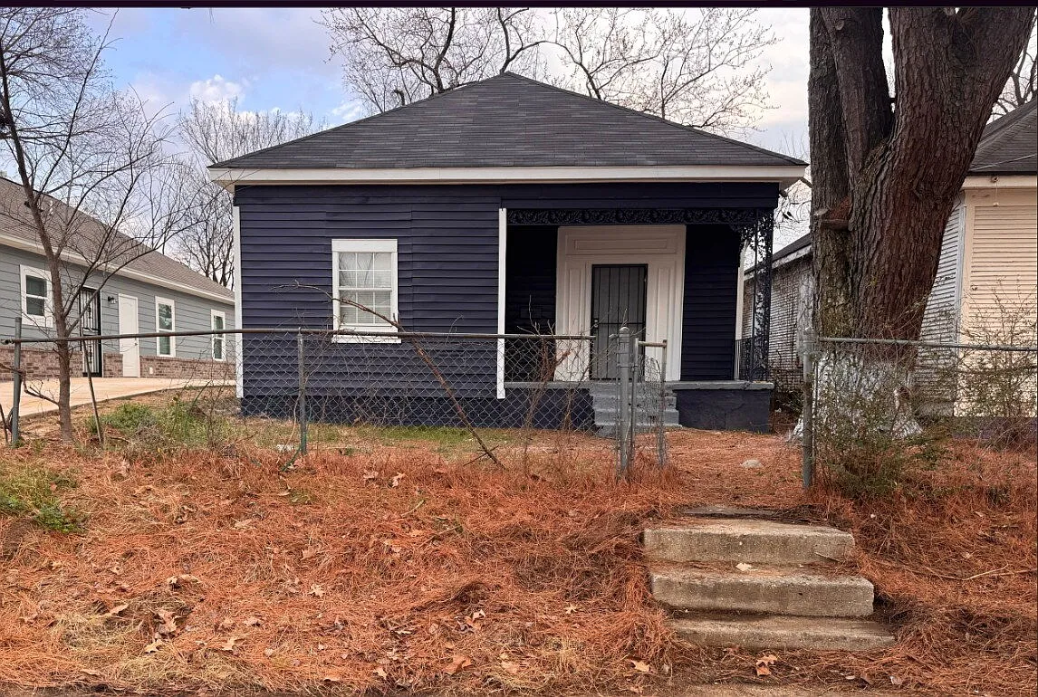 3 bed, 1.5 bath, 1078 sqft, $1,400 — Photo 1