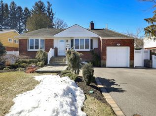 2 Ruth Rd, Plainview, NY 11803