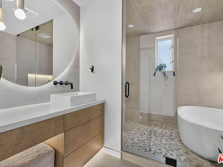 2120 Narcissus Ct — Photo 9