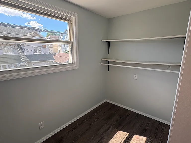 208 Howe Ave #2R — Photo 4