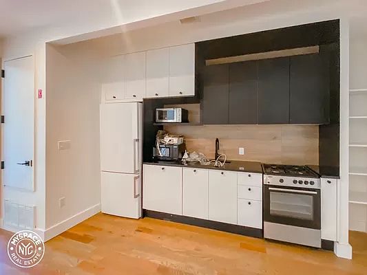 4th image of 406 Cornelia St #5E