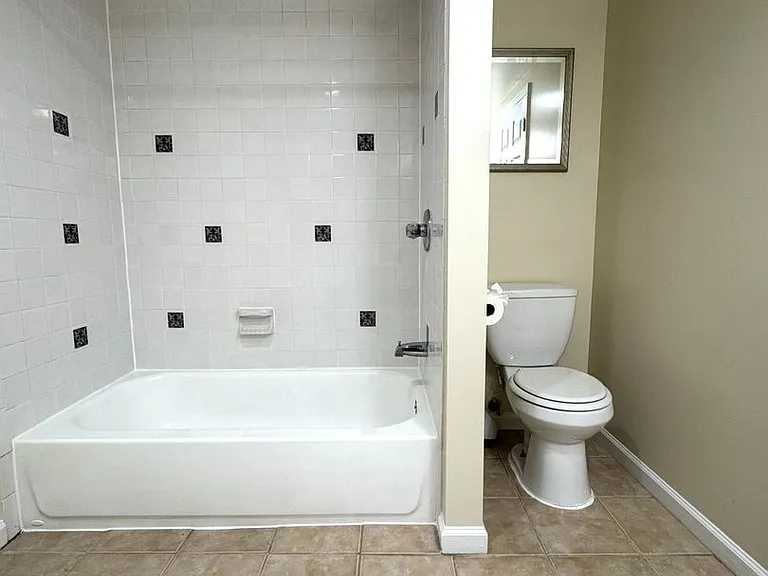628 5th St NE #B — Photo 8