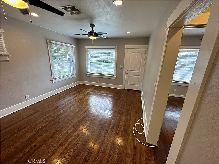633 W Maple Ave — Photo 9
