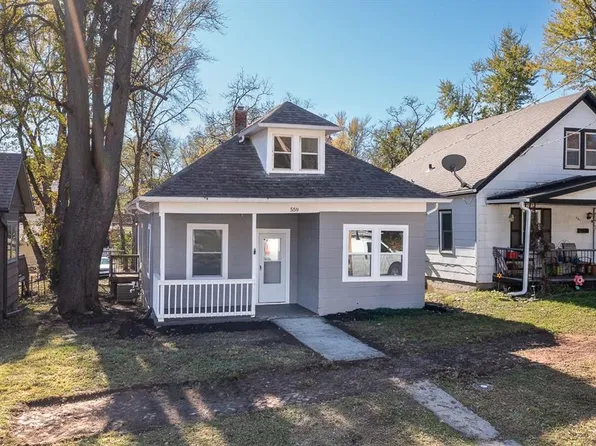 559 Middle St, Leavenworth, KS 66048