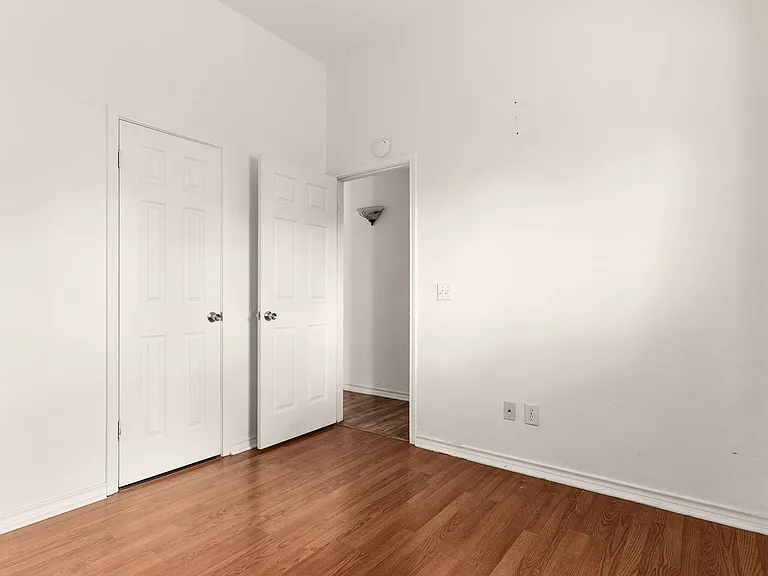 2702 Hemlock Dr — Photo 2