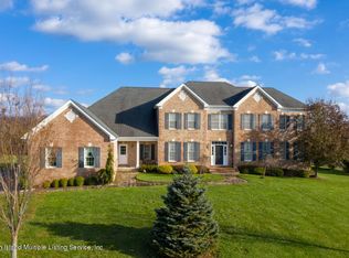 2 Roxy Ct, Farmingdale, NJ 07727