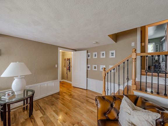 4th image of 55 Burrell St