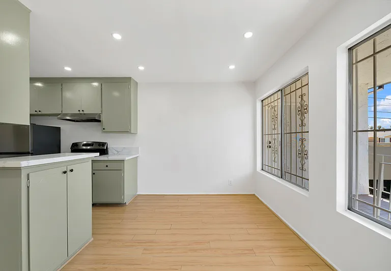 200 N Oxford Ave #11 — Photo 6