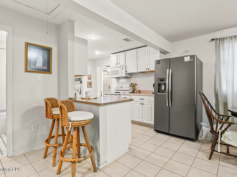 400 Ulman Ave — Photo 7