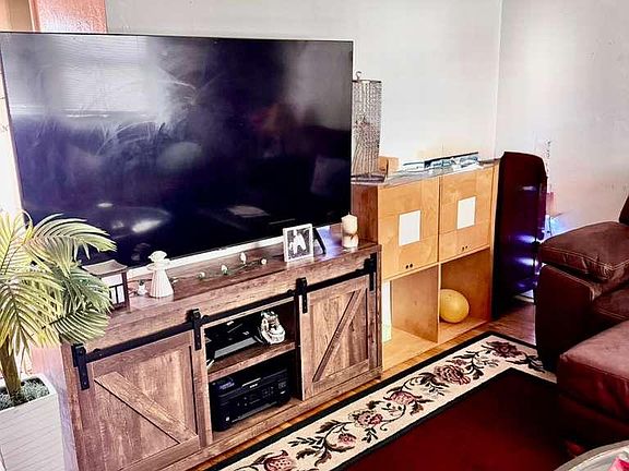 3rd image of 557 E 1st Ave