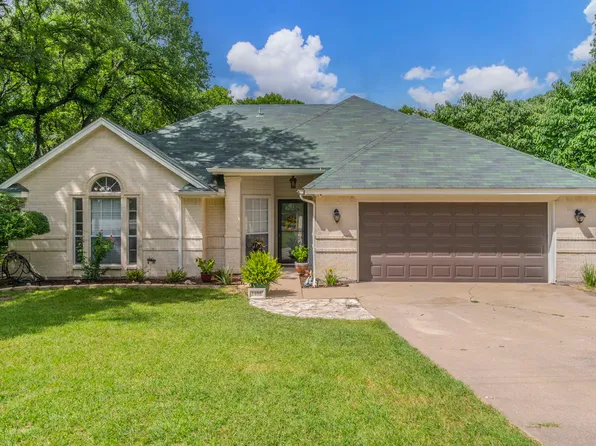 1405 Scotland Ave, Azle, TX 76020