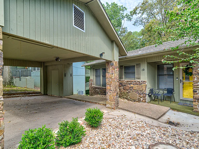 10 Victoria Ln — Photo 1