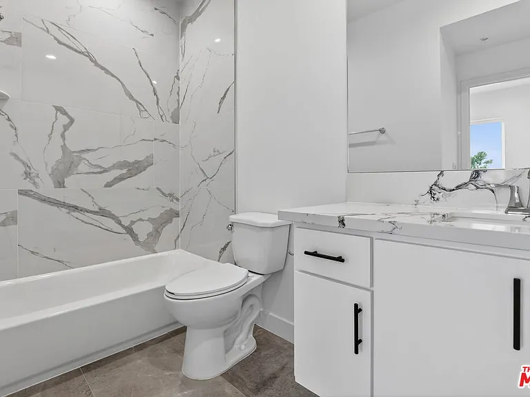 11444 Oxnard St #1/2 — Photo 9
