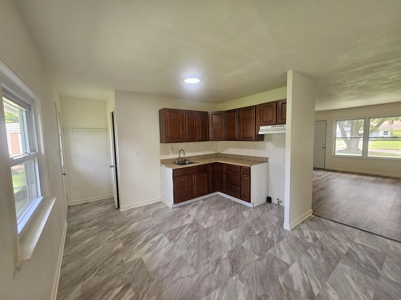 3 bed, 864 sqft, $1,200 — Photo 2