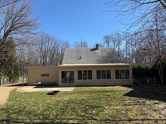 2nd image of 1725 Nichols Rd