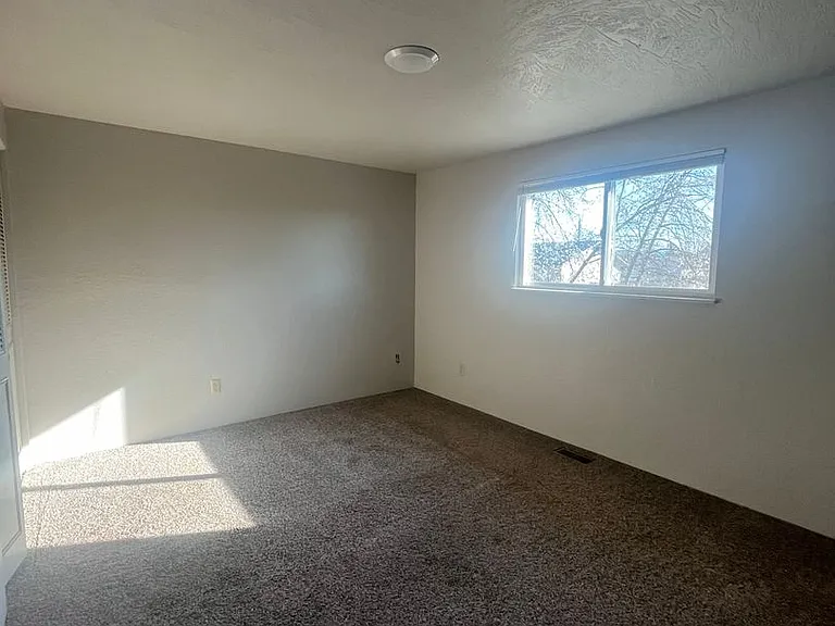 329 S 40th Pl #B — Photo 13