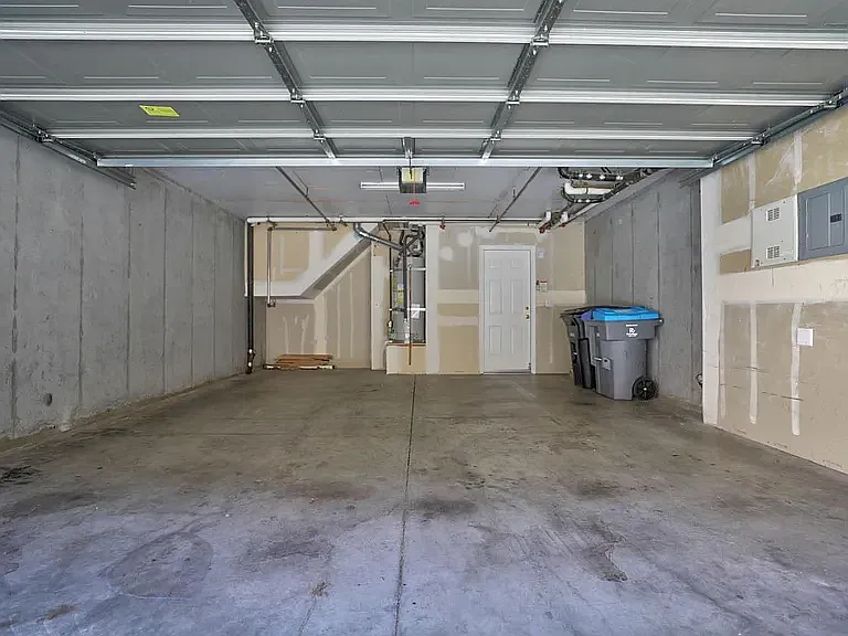 137 Huntington Ct — Photo 20