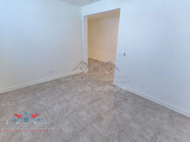 16264 W Canterbury Dr — Photo 11