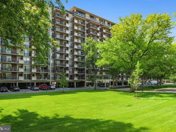 1300 Army Navy Dr APT 812, Arlington, VA 22202