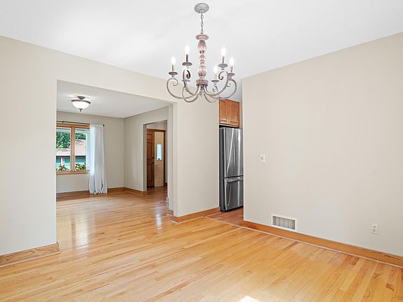 4th image of 323 Sherwood Ct