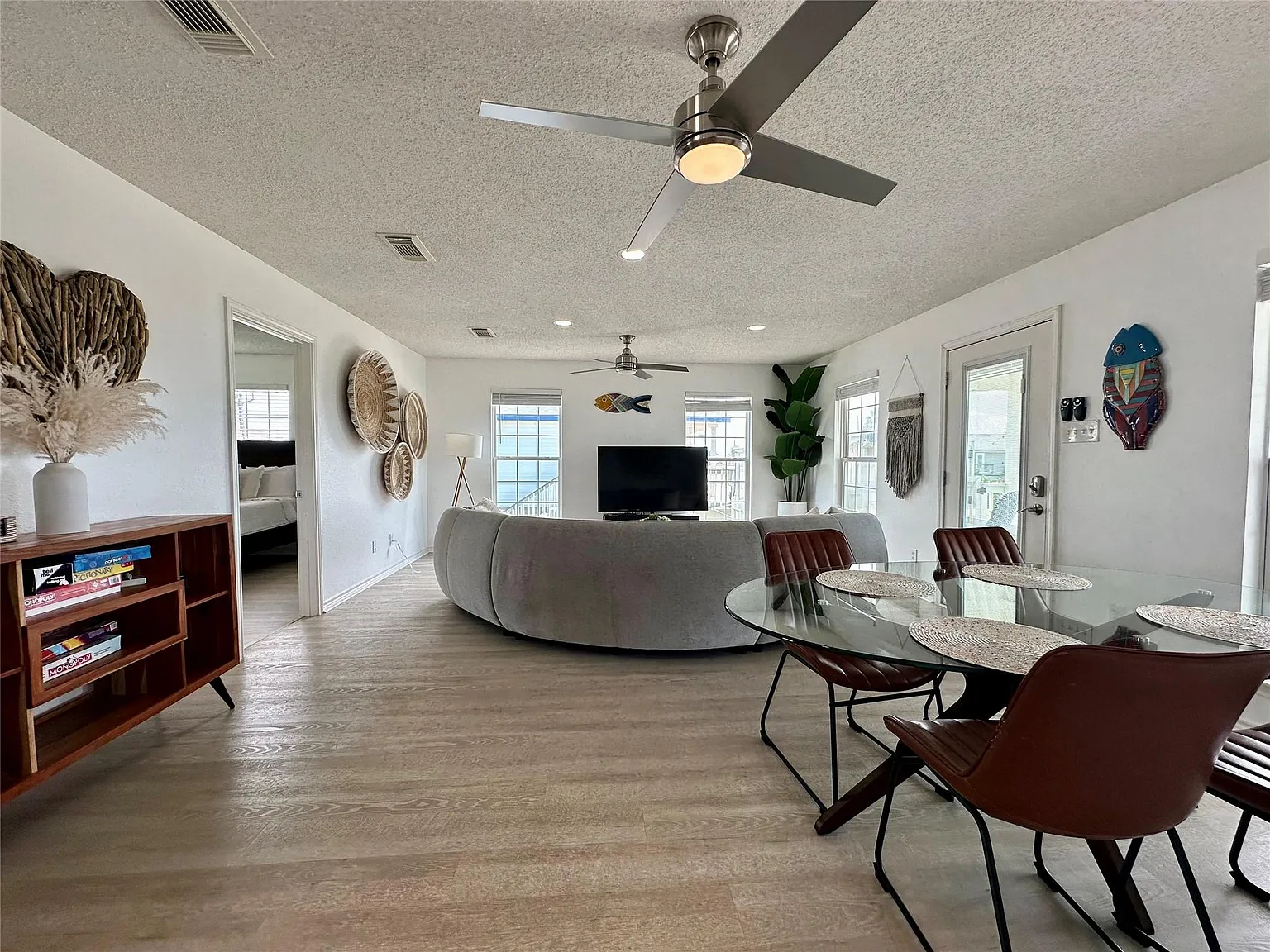 3 bed, 2.0 bath, 1050 sqft, $2,895 — Photo 3