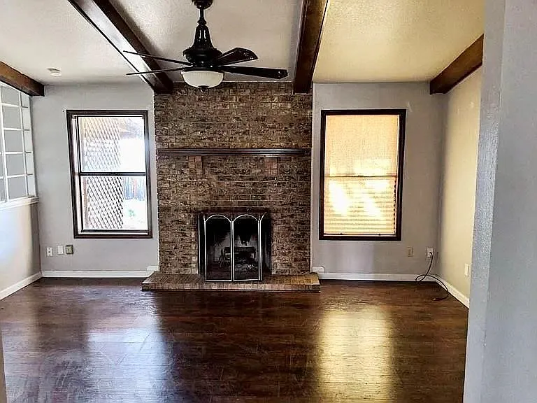 3 bed, 2.0 bath, 1712 sqft, $2,300 — Photo 2
