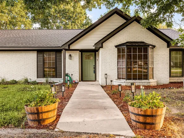 805 Redberry Hill Rd, Baytown, TX 77521