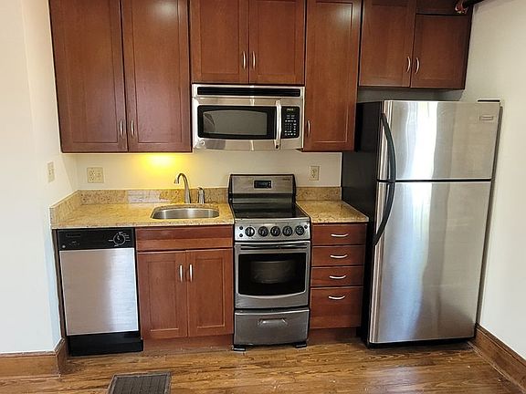 4th image of 1013 E Walnut St #200