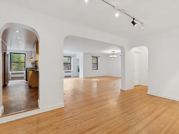 69-40 Yellowstone Boulevard image 11 of 13