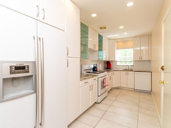 4th image of 26 Lake Shore Ct APT 1