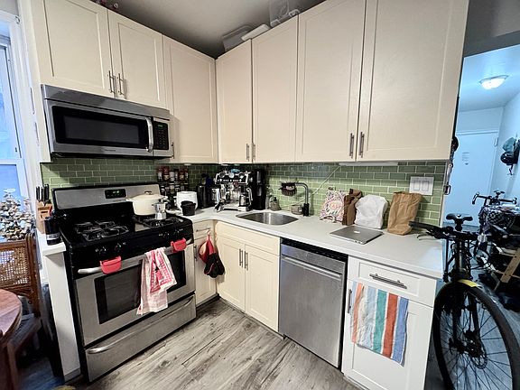 4th image of 429 Lincoln Pl APT A2
