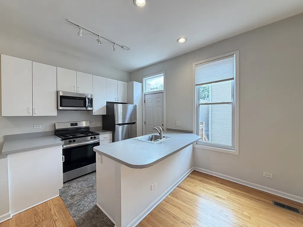 Outstanding 2 Bed, 1 Bath at Winchester + Division (Wicker Park) — Photo 3