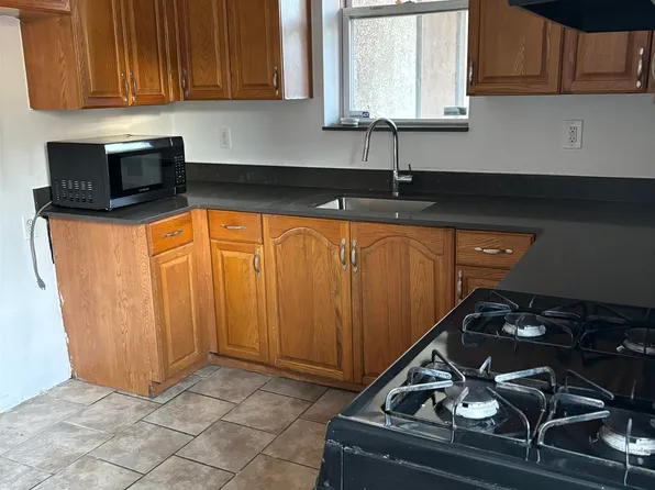 178 Orient Street image 2 of 9