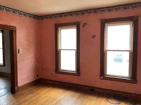 5th image of 182 Burwell St