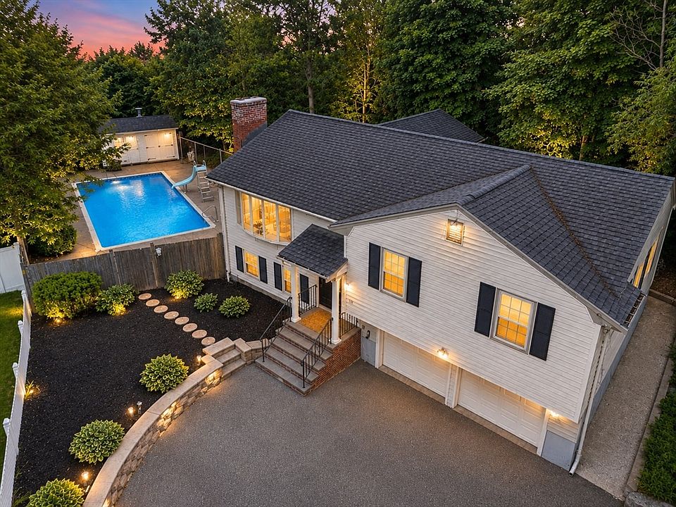 1st image of 10 Richardson Cir