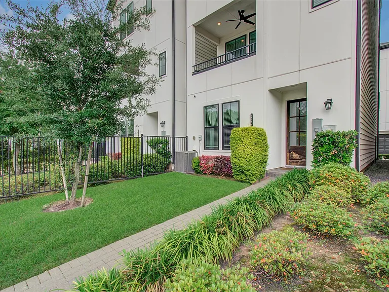2818 Grand Fountains Dr #B — Photo 7