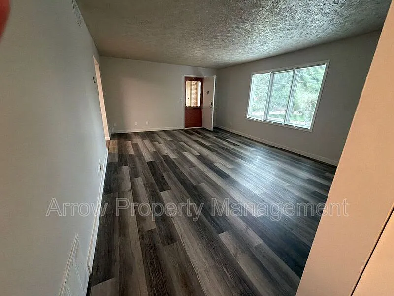 2 bed, 1.0 bath, 972 sqft, $795 — Photo 2