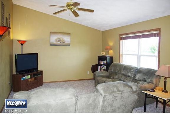 Vaulted Ceiling & Natual Light